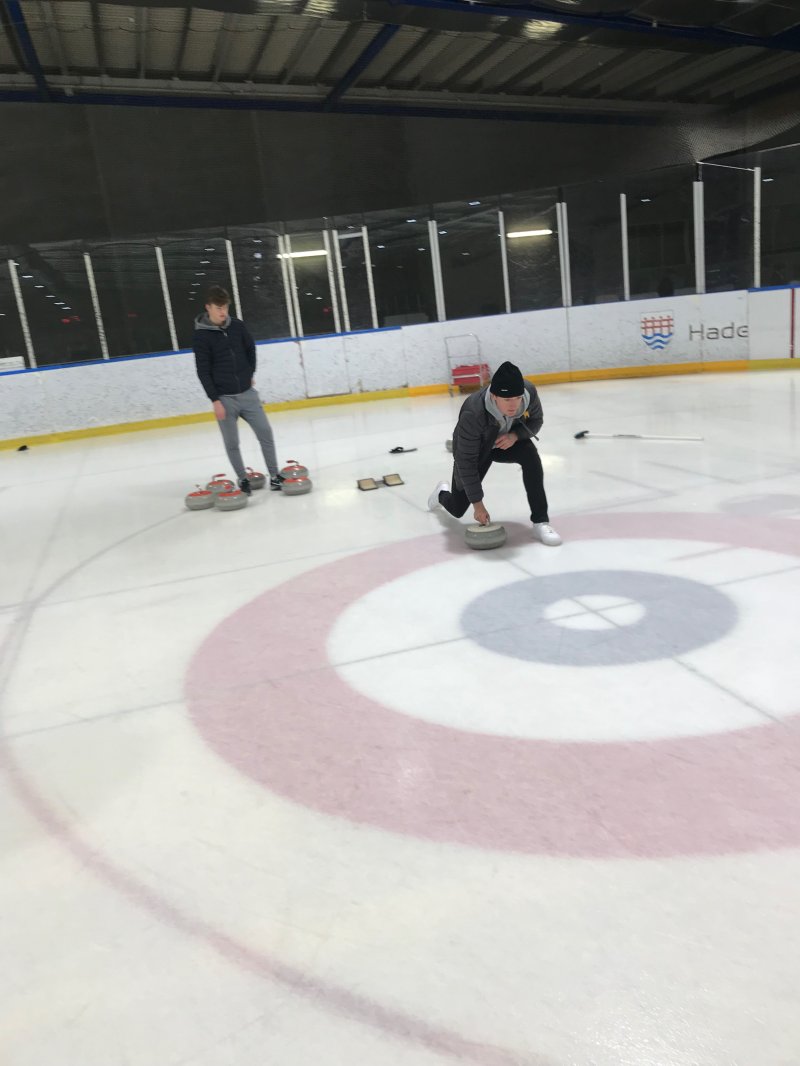 CURLING: Gutta fikk prøve den mystiske sporten curling på treningsleir i Danmark.