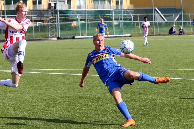 Kristoffer Pinås i aksjon under kampen mot Tromsø, søndag ettermiddag. Foto: Torstein Flåm