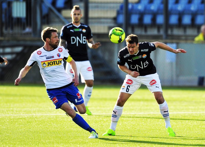 KAPTEIN: Håvard Storbæk i duell med en Godset-spiller. (Foto: Robert Christensen/Digitalsport)