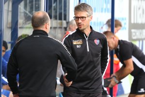 Trener Geir Ludvig Fevang hilser på Sarpsborgs trener Geir Bakke før kampen. (Foto: Torstein Flåm)