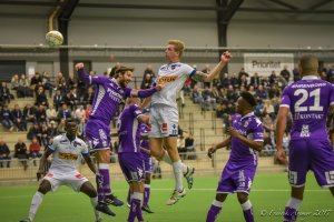 (NÆRE: Innbytter Kevin Jablinski rager høyest og var nære på å heade inn en redusering. Foto: Fredrik Aremyr)