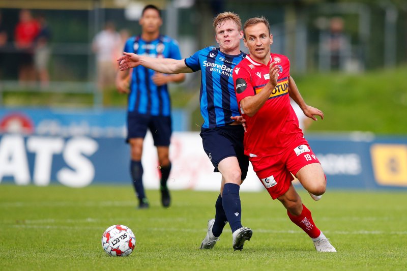 Bekkestua 20210704. Stabæks Oliver Edvardsen i duell med Amer Ordagic under eliteseriekampen mellom Stabæk og Sandefjord Fotball på Nadderud stadion.Foto: Hanna Johre / NTB