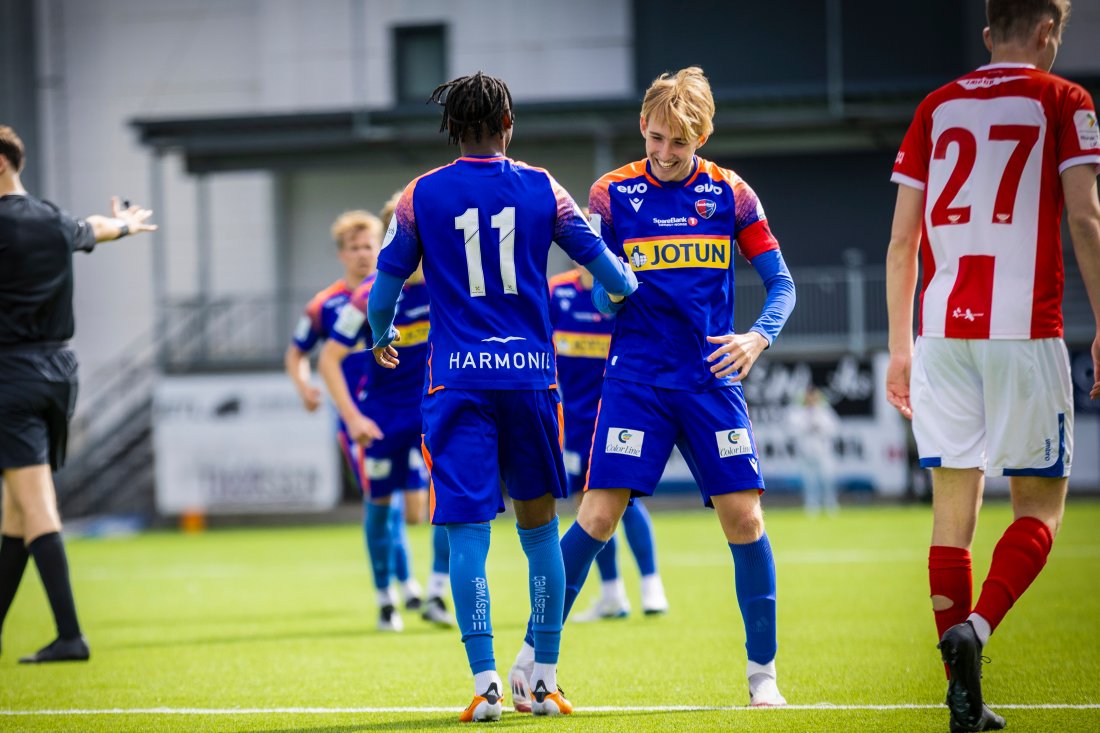 Andreas Fredheim scoret det første målet mot Fjøra. Her gratuleres han av Beltran Mvuka i en tidligere kamp.
