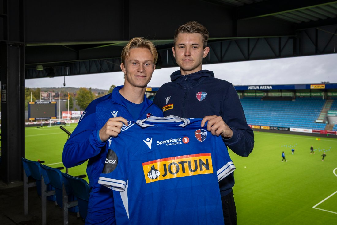 Bendik Berntsen og Matteus Bårdsen etter at kontraktsforlengelsen var i boks