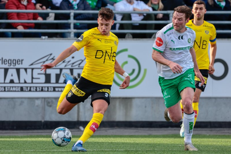 Lillestrøms Colin Rösler med ballen i serieåpningen i eliteserien fotball menn, oppgjøret mellom Hamkam og Lillestrøm på Briskeby Stadion.Foto: Geir Olsen / NTB