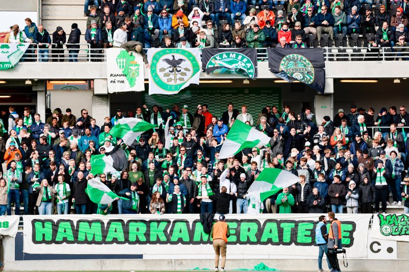 Hjemmelagets supportere på tribunen før avspark i serieåpningen i eliteserien fotball menn, oppgjøret mellom Hamkam og Lillestrøm på Briskeby Stadion.Foto: Geir Olsen / NTB