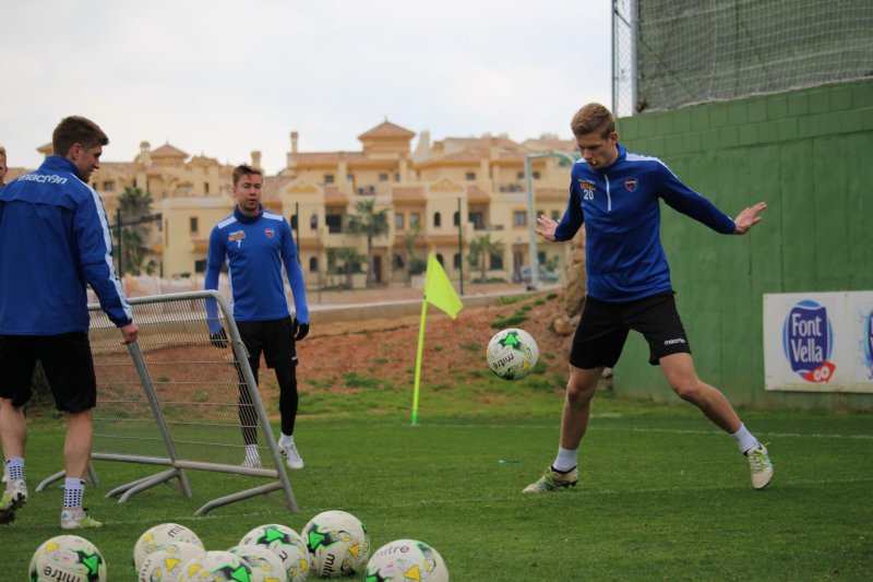 RESTITUSJON: Guttane spilte fotballtennis dagen etter kamp.