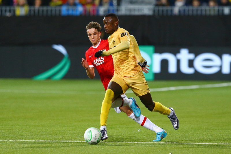 Bodø 20220310. Bodø/Glimts Brice Wembangomo og AZ Alkmaars Håkon Evjen under Europa conference leauge 2022 mellom Bodø/glimt og AZ Alkmaar på Aspmyra stadion. Kampen endte 2-1.Foto: Mats Torbergsen / NTB