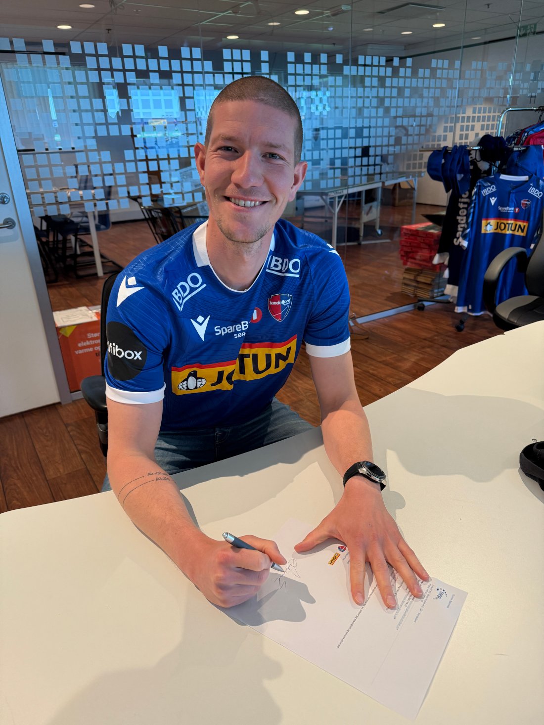 Arnór Snær Guðmundsson signerer kontrakten sin som varer ut desember 2025