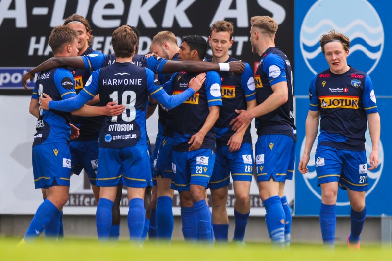 Sandefjords Fréderic Bikoro jubler med lagkamerater etter 1-0 målet under eliteseriekampen i fotball mellom Sandefjord og Aalesund på Release arena.Foto: Trond R. Teigen / NTB