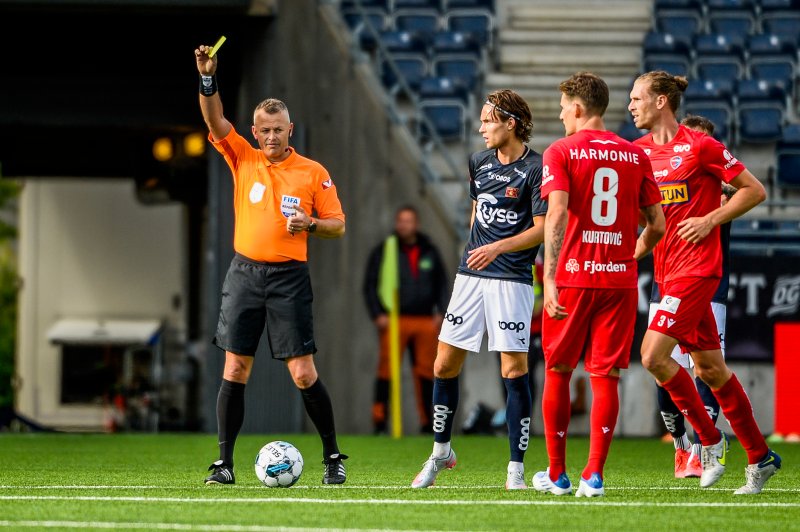 Dommer Svein Oddvar Moen fikk kraftige tilbakemeldinger etter at han unnlot å dømme frispark, der Mats Haakenstad går ned i telling.