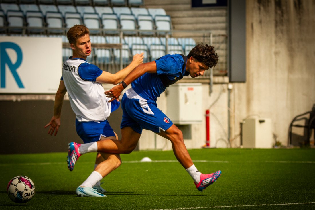 Aleksander på trening i fjor, her i duell med Elias Jemal.