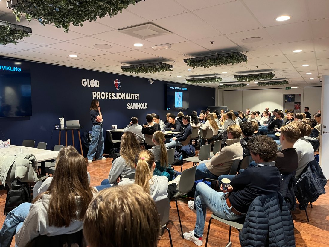 Pia Bålsrud holdt foredrag for de eldste lagene og SF Kvinner