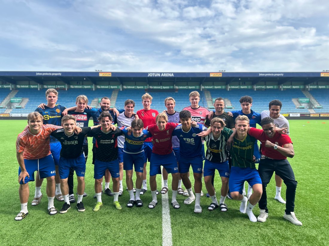 U-21 på fotballtrøyefredag, i tillegg til å få med fotballtrøyer, donerte spillere og trenere en fin sum som de vippset til 4422, som er nummeret til Barnekreftforeningen.