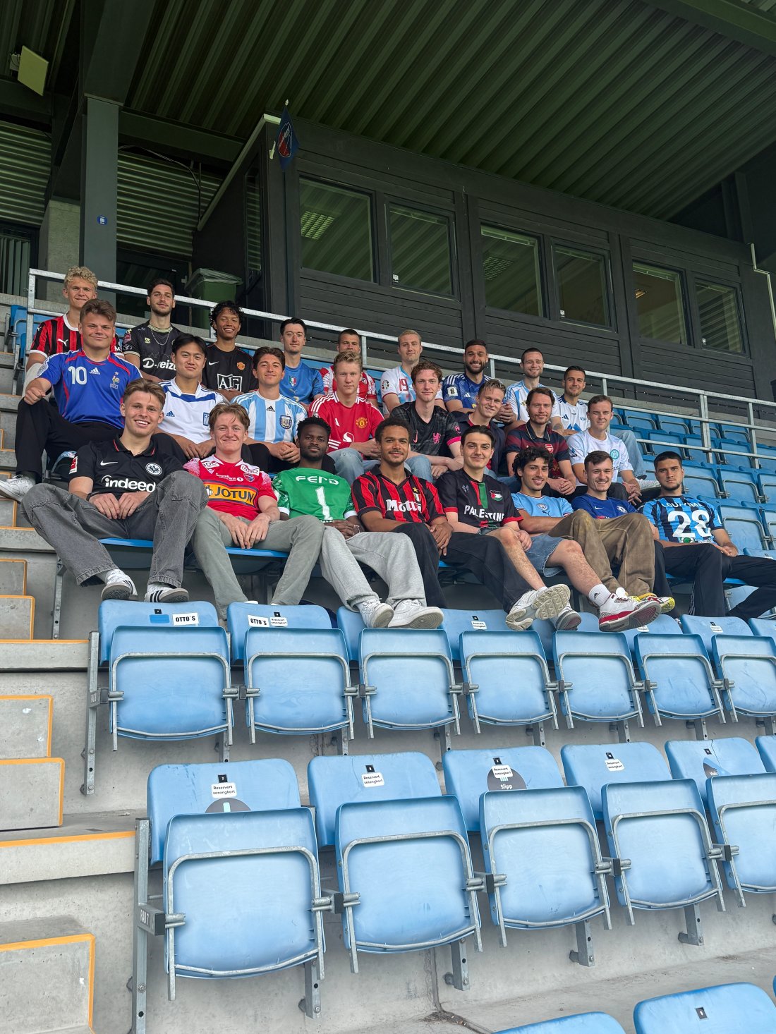 A-laget på fotballtrøyefredag