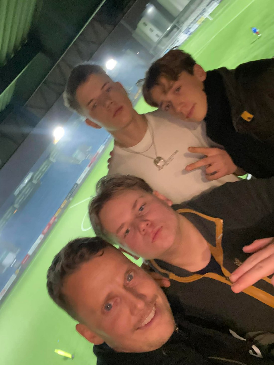 Renny Jørgensen, nederst i bildet, er ansatt i Guttas Campus og har hatt med seg deltakere fra Guttas Campus på flere kamper i år.