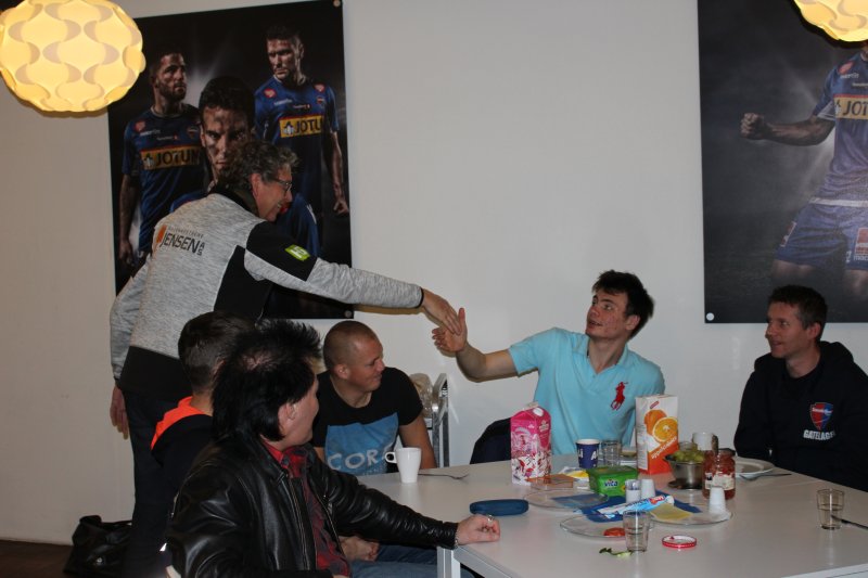 Johnny Jensen hilser på SF Gatelag.