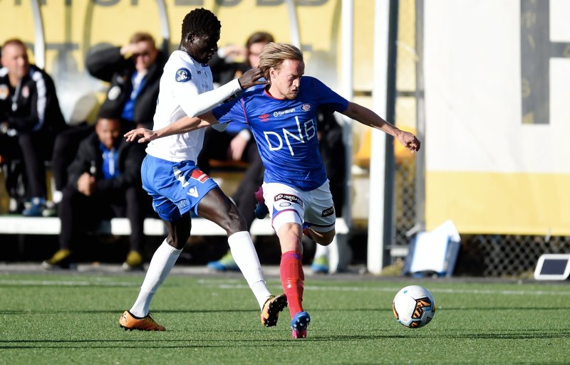 FINNE-DOBBEL: El-Hadji Gana Kane forsøker å stoppe Bård Finne. (Foto: Anders Hoven/Digitalsport)