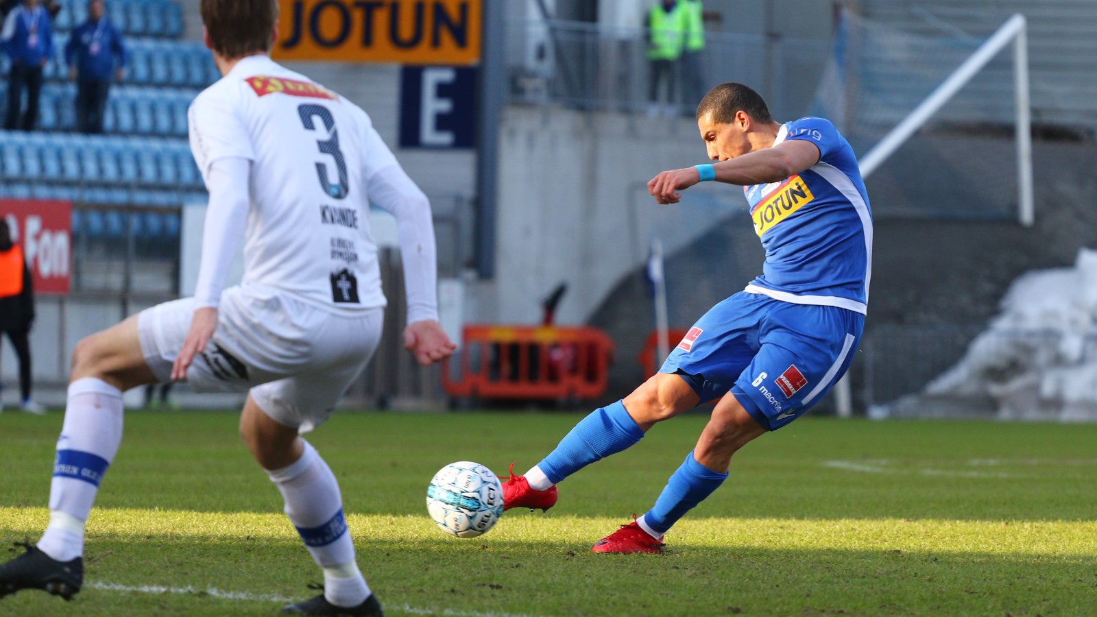 1-0: Mohamed Ofkir skyter hjemmelaget i ledelsen med et godt skudd. (Foto: Torstein Flåm) 