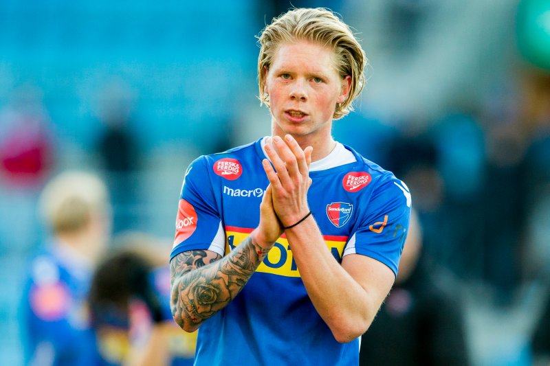 (André Sødlund takker hjemmefansen for støtten etter kampen mellom Sandefjord og Molde på Komplett Arena. Foto: Vegard Wivestad Grøtt / NTB scanpix)