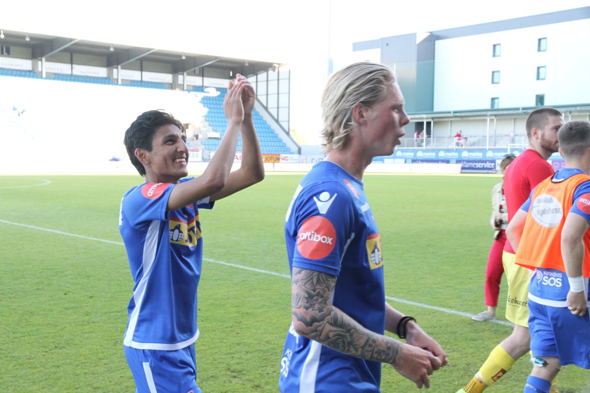 Saba og Sødlund takker publikum etter kampen. (Foto: Torstein Flåm)