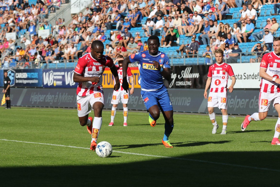 Abdoulaye Seck i driv fremover på banen. (Foto: Torstein Flåm)