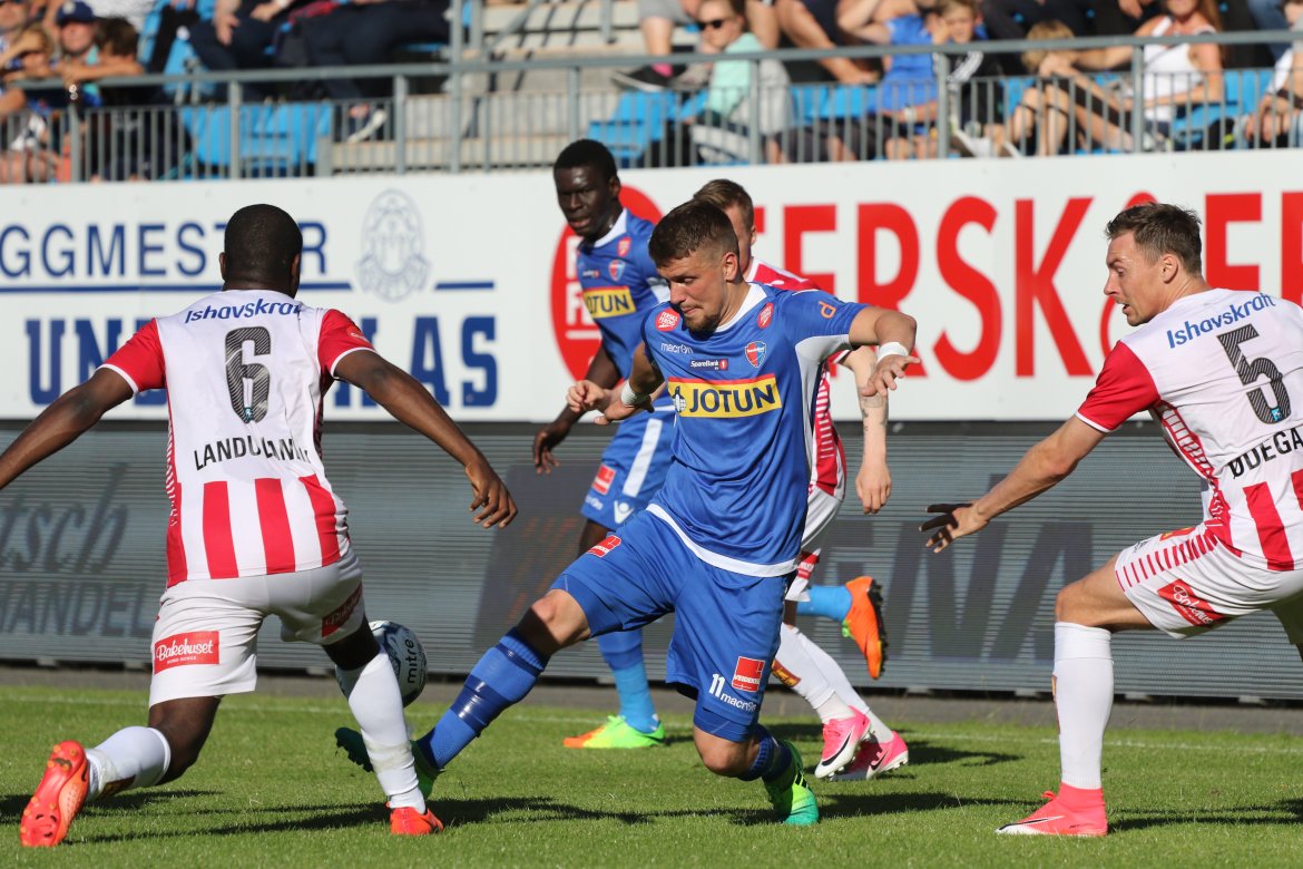 Flamur Kastrati tar seg forbi to Tromsø-spillere. (Foto: Torstein Flåm)