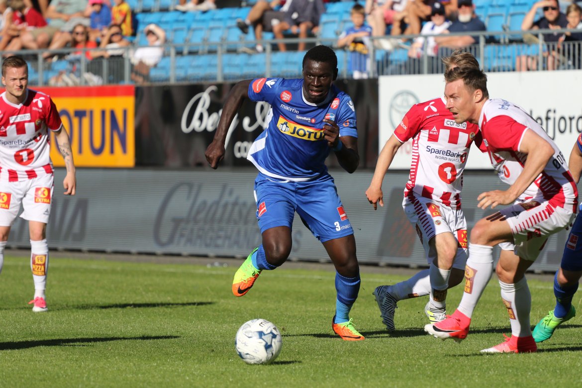 Abdoulaye Seck i driv fremover på banen. (Foto: Torstein Flåm)