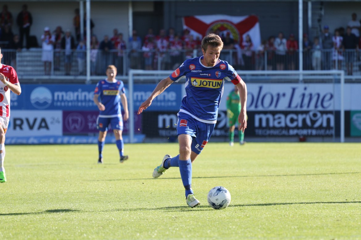 Håvard Storbæk i driv fremover på banen. (Foto: Torstein Flåm)