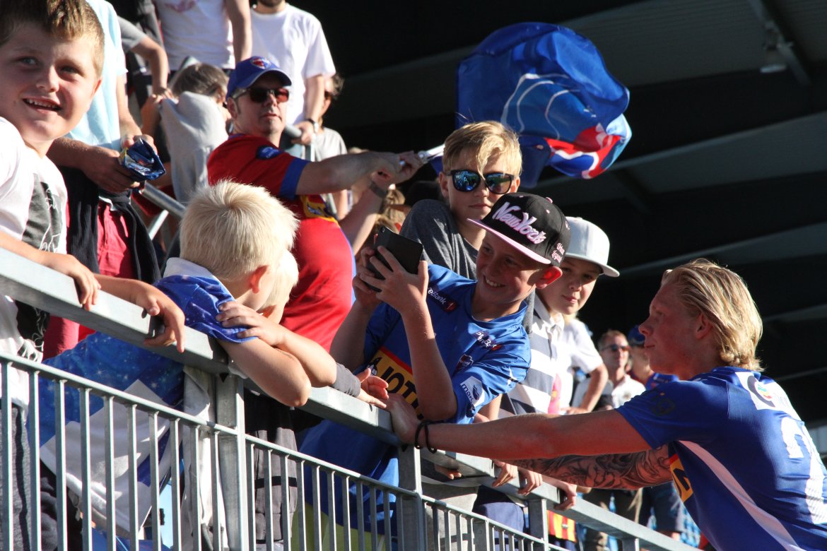 André Sødlund hilser på publikum etter kampen. (Foto: Torstein Flåm)