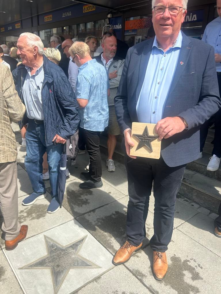<em><em><em>Gunnar ved siden av sin Gründerstjerne på Gründeriets walk of fame.</em></em></em>