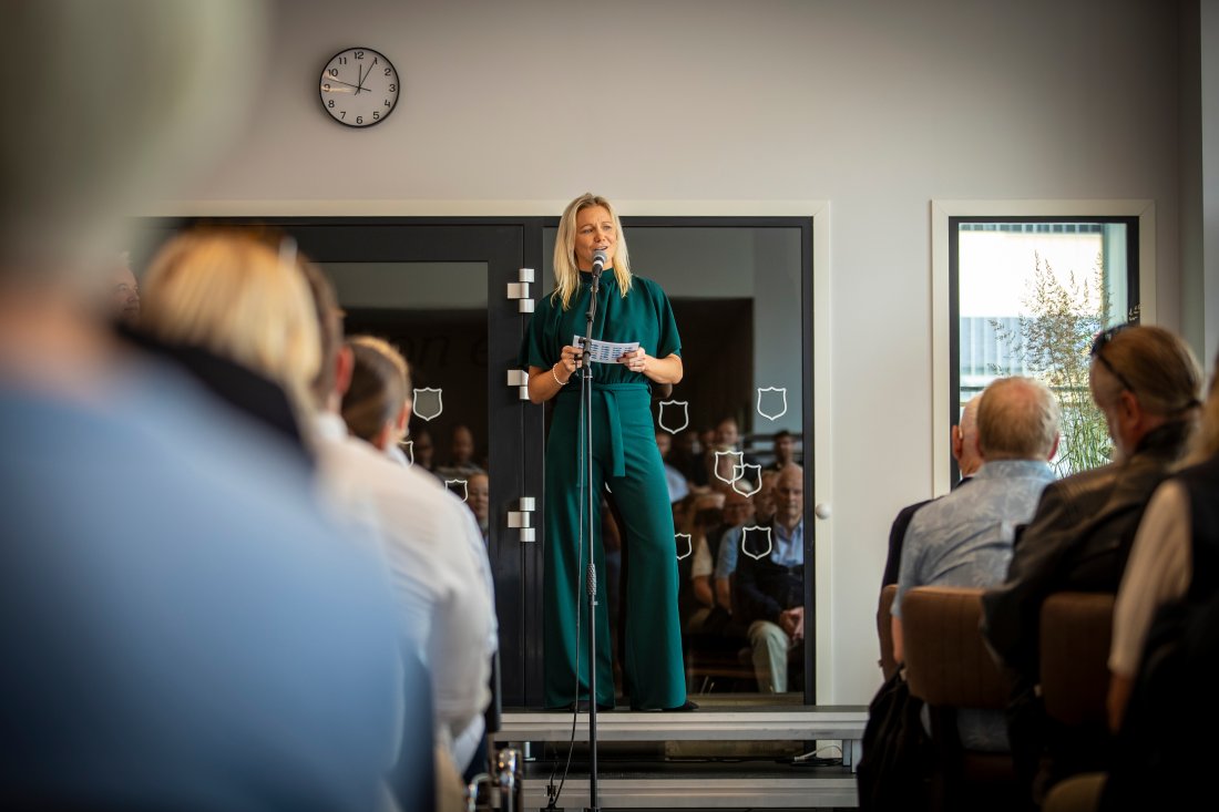 Benedicte Eian Iversen fra Gründeriet delte ut nye Gründerstjerner.