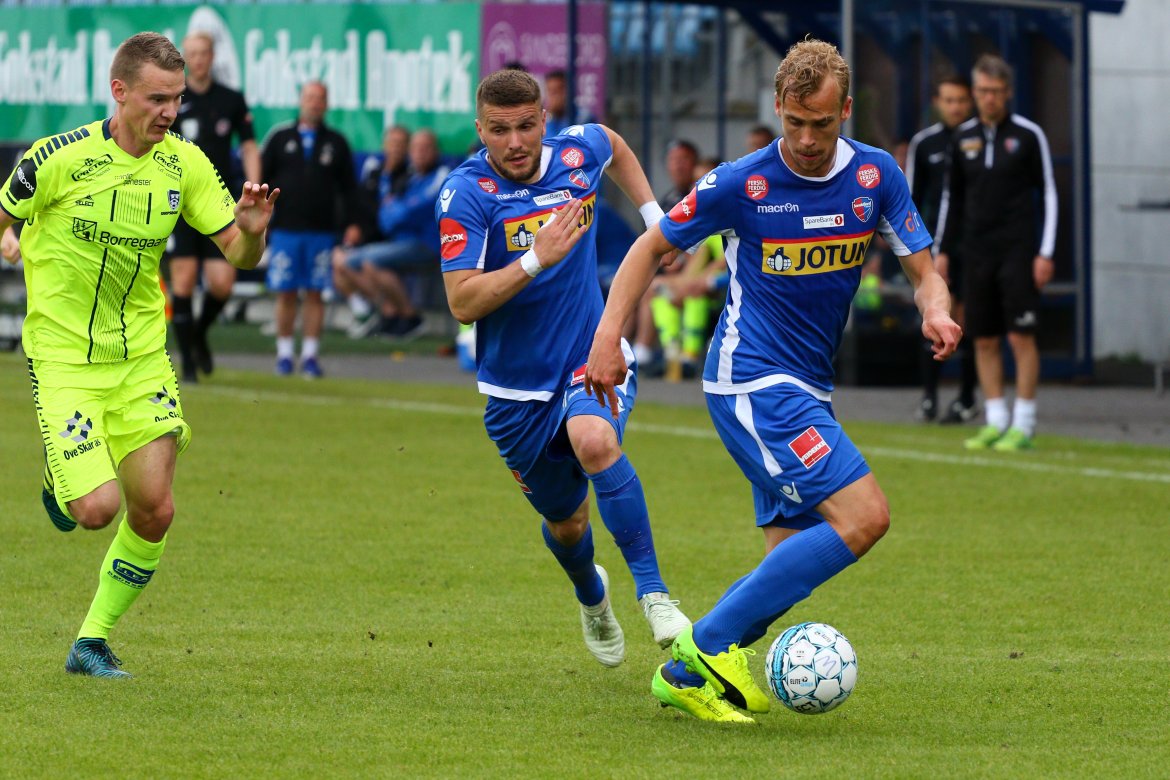 Flamur Kastrati og Pontus Engblom på vei fremover. (Foto: Torstein Flåm)