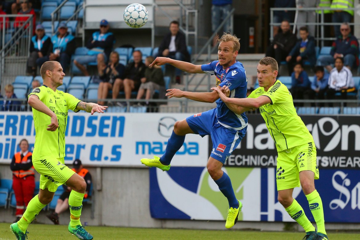 Pontus Engblom i en luftduell. (Foto: Torstein Flåm)