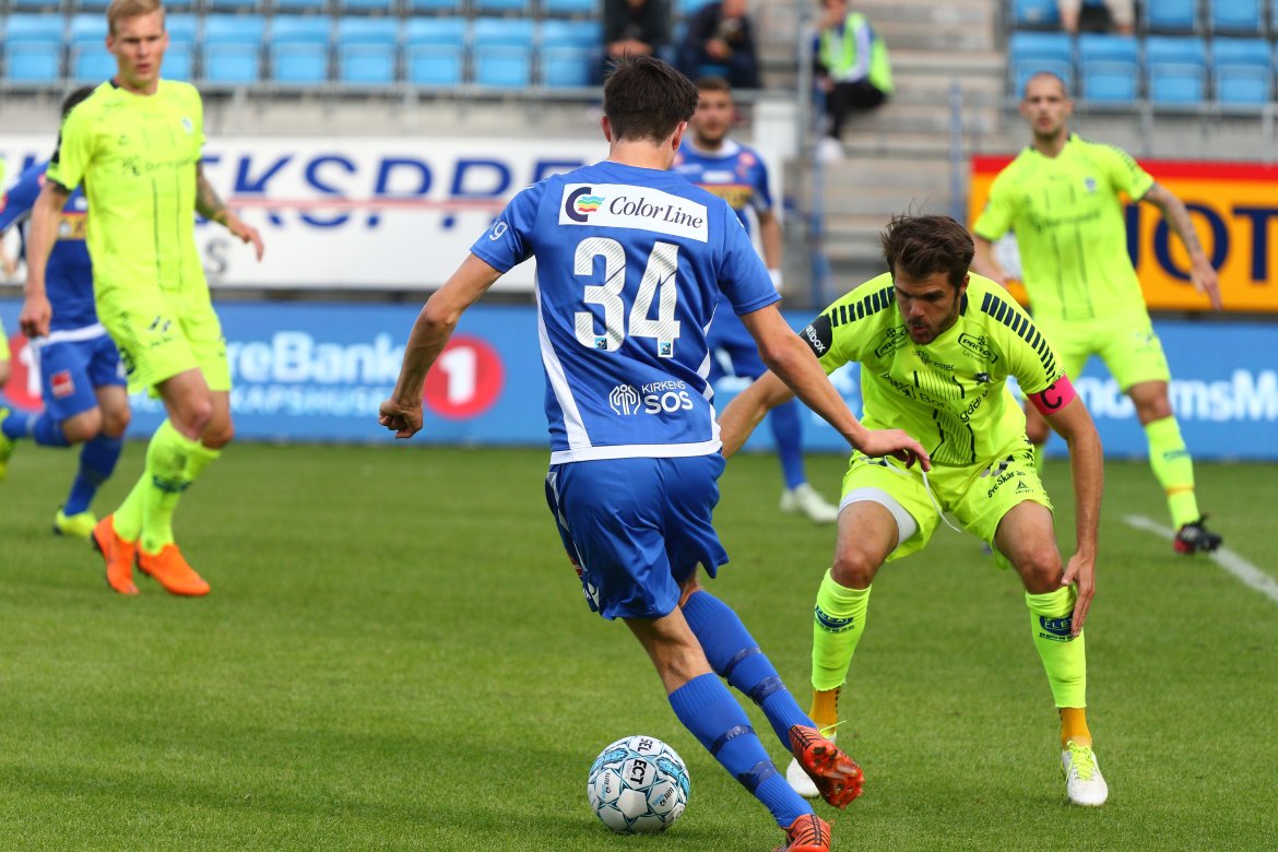 Herman Solberg Nilsen utfordrer en Sarpsborg-spiller. (Foto: Torstein Flåm)