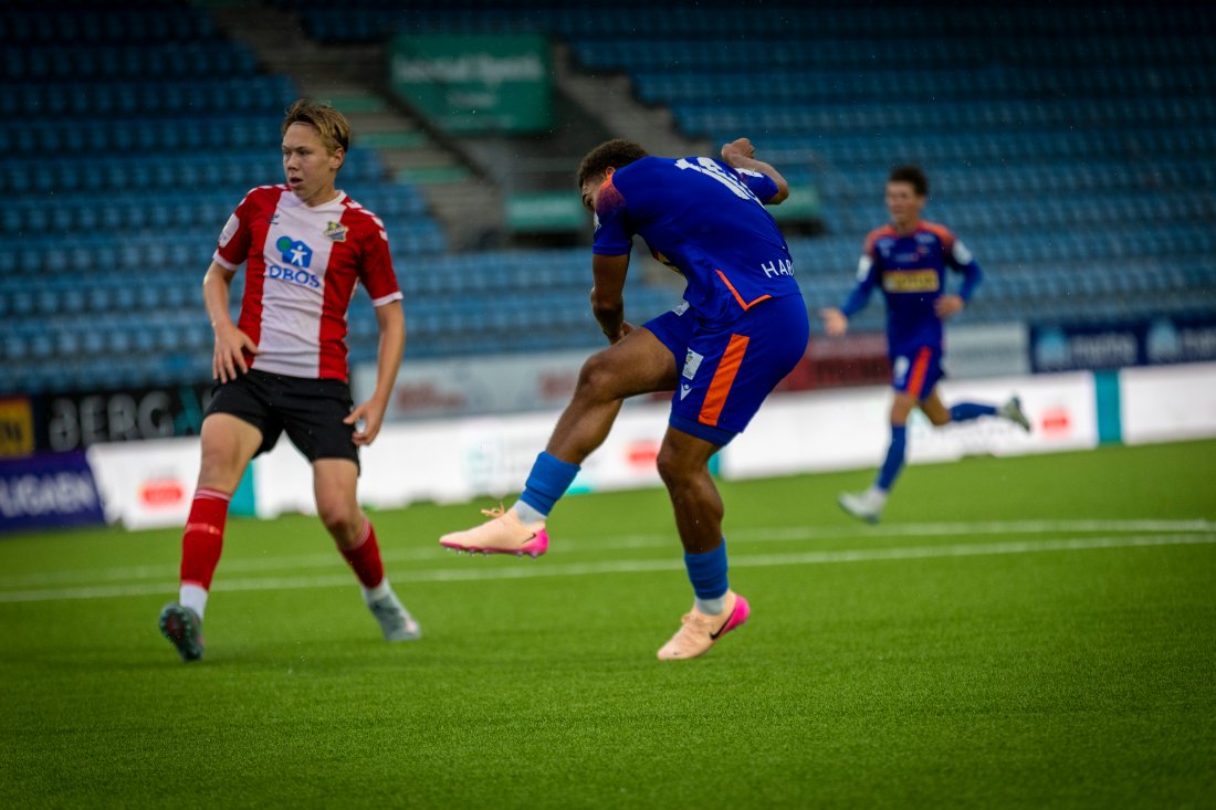 Darrell Tibell smeller til og scorer!