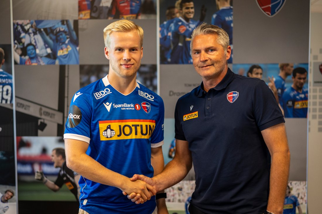 Daglig leder Ole Jonny Borgersen-Berg ønsker Jacob Hanstad velkommen til klubben
