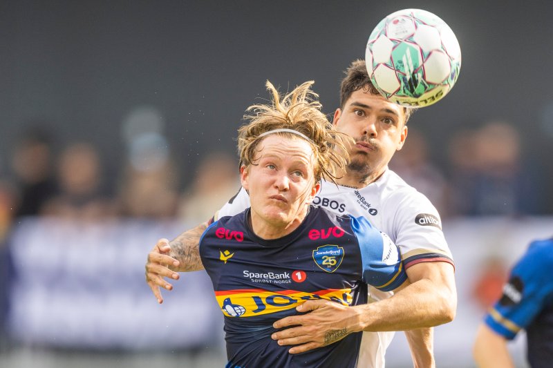 Sandefjords Jakob Dunsby (foran) og Vikings Shayne Pattynama i eliteseriekampen i fotball mellom Sandefjord og Viking på Release arena.Foto: Trond R. Teigen / NTB