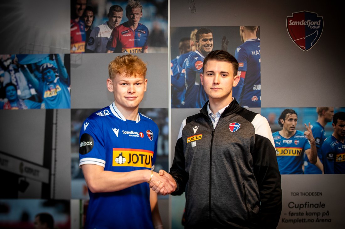 Jakob Vester og sportssjef i Sandefjord Fotball, Matteus Bårdsen.