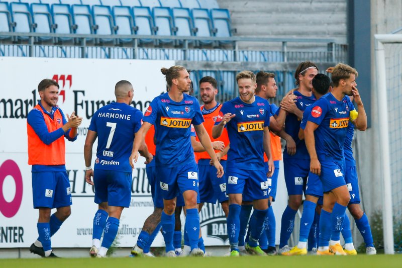 Sandefjords Jesper Taaje jubler med lagkamerater etter 2-1 målet under eliteseriekampen i fotball mellom Sandefjord og Strømsgodset på Release Arena.Foto: Trond Reidar Teigen / NTB