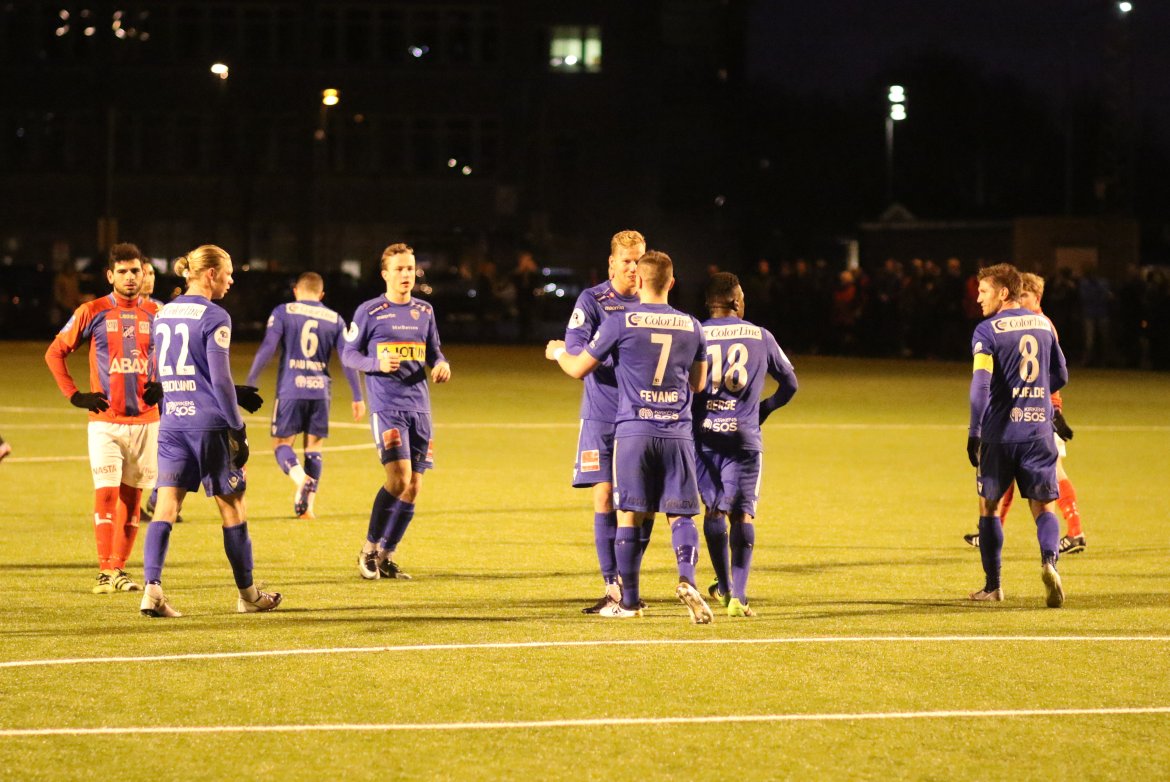 1-0: Lagkamerater gratulerer Kastrati med scoringen. (Foto: Torstein Flåm)