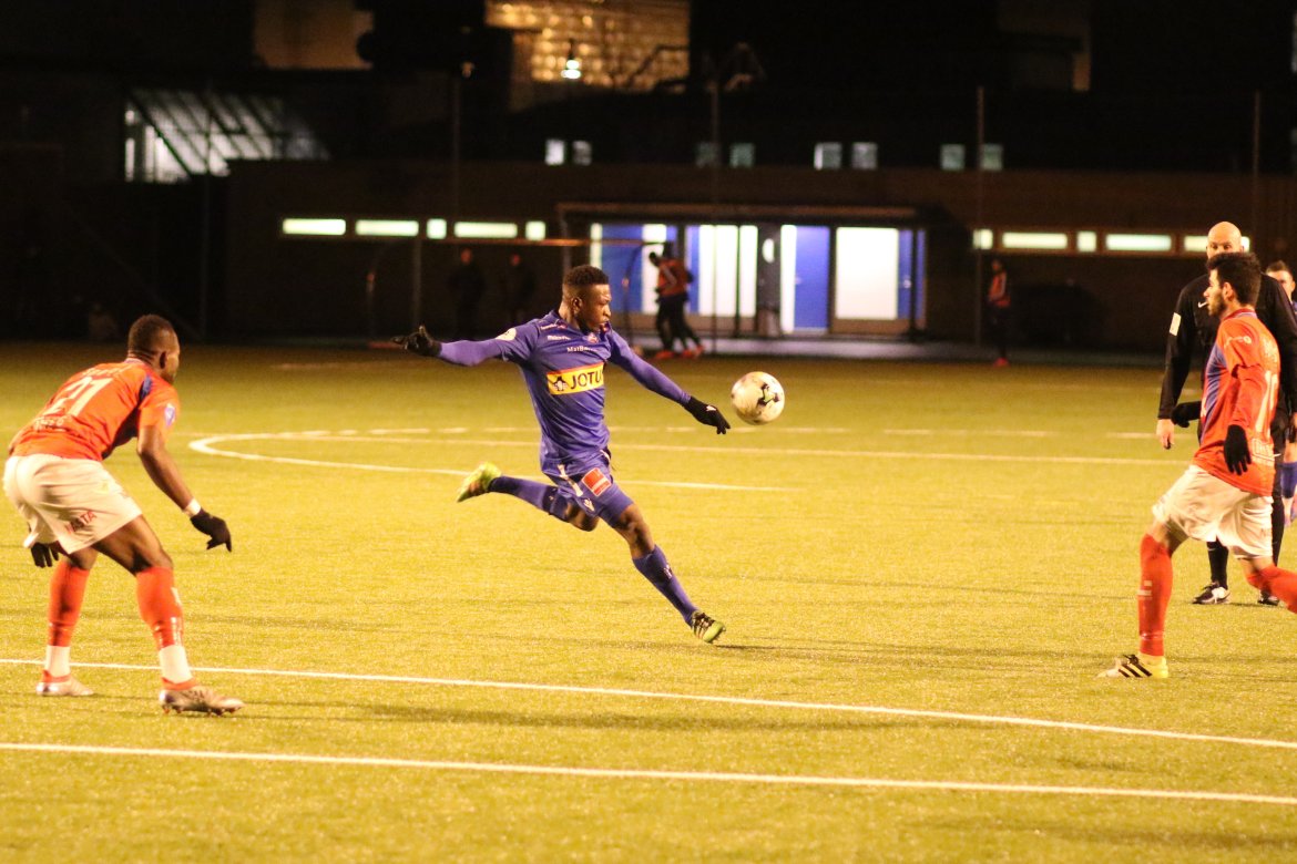 PRØVESPILL: Udo Effiong fikk en omgang mot Fram Larvik. (Foto: Torstein Flåm)