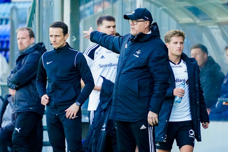 Rosenborgs trener Kjetil Rekdal og Carl Johan Holse Justesen under eliteseriekampen i fotball mellom Strømsgodset og Rosenborg på Marienlyst stadion i Drammen.Foto: Tor Erik Schrøder / NTB