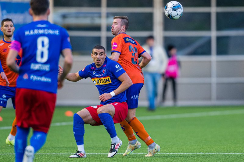 Sandefjords Mohamed Ofkir og Aalesunds Simen Rafn under eliteseriekampen i fotball mellom Aalesund og Sandefjord på Color Line Stadion.Foto: Marius Simensen / NTB