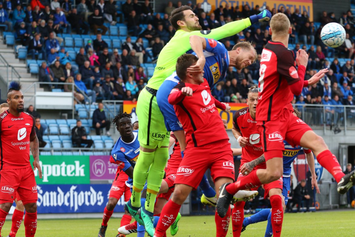 Lars Grorud i en tøff duell mot Brann. (Foto: Torstein Flåm)