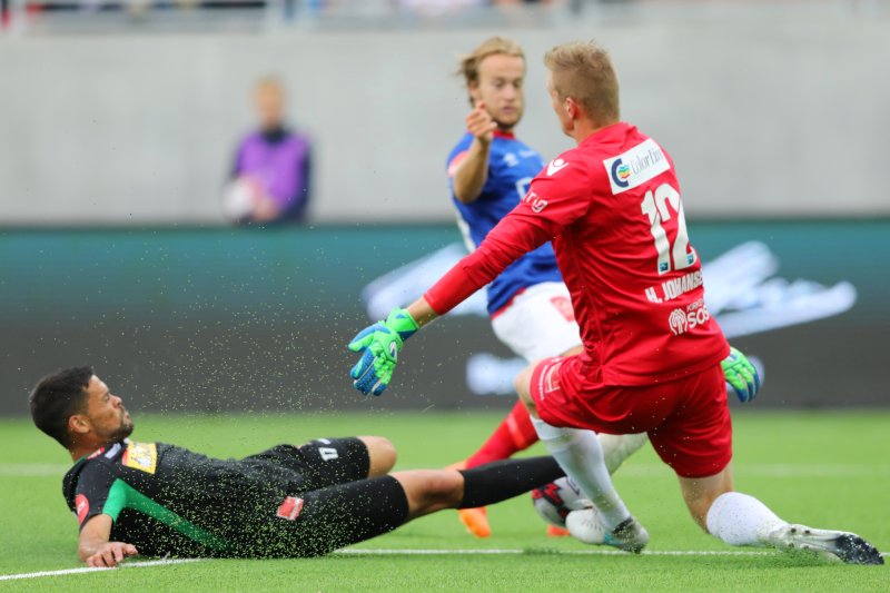 Marc Vales (t.v.) og keeper Eirik Holmen Johansen under eliteseriekampen i fotball mellom Vålerenga og Sandefjord på Intility Aren. (Foto: Ørn E. Borgen / NTB scanpix)