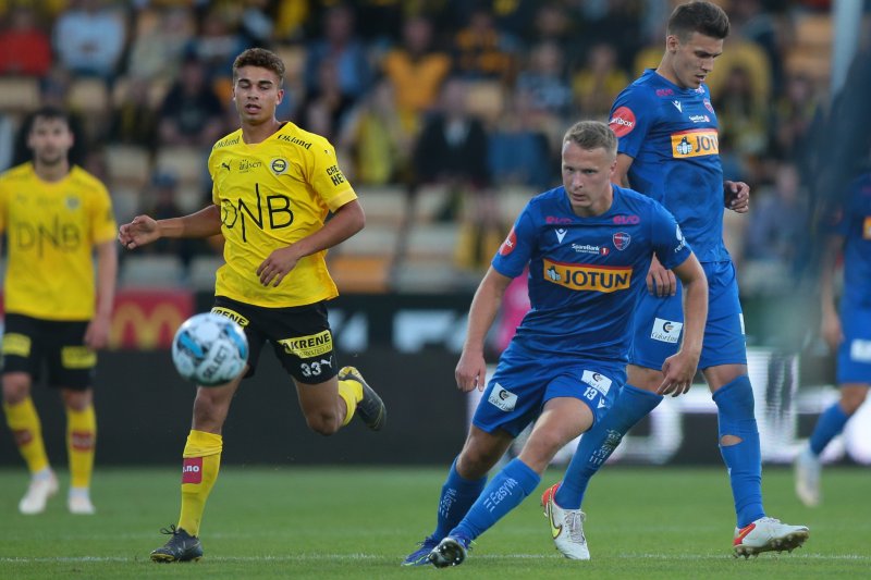 Lillestrøms Henrik Skogvold og Sandefjords Lars Markmanrud under eliteseriekampen i fotball mellom Lillestrøm og Sandefjord på Åråsen Stadion.Foto: Christoffer Andersen / NTB