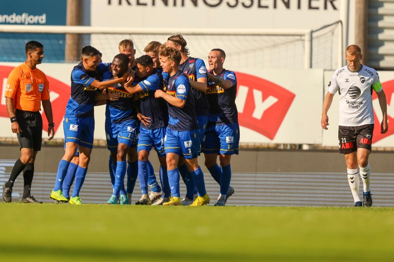 Sandefjord spillere jubler etter at Odds Steffen Hagen skåret selvmål under eliteseriekampen i fotball mellom Sandefjord og Odd på Release arena.Foto: Trond R. Teigen / NTB