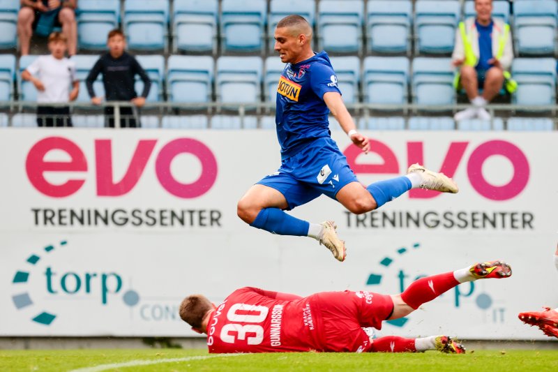 Mohamed Ofkir og Patrik Gunnarsson under eliteseriekampen i fotball mellom Sandefjord og Viking på Release Arena.Foto: Geir Olsen / NTB