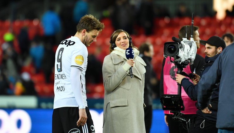 Niklas Bendtner intervjues av media etter serieåpningen. (Foto: Arve Johnsen, Digitalsport)